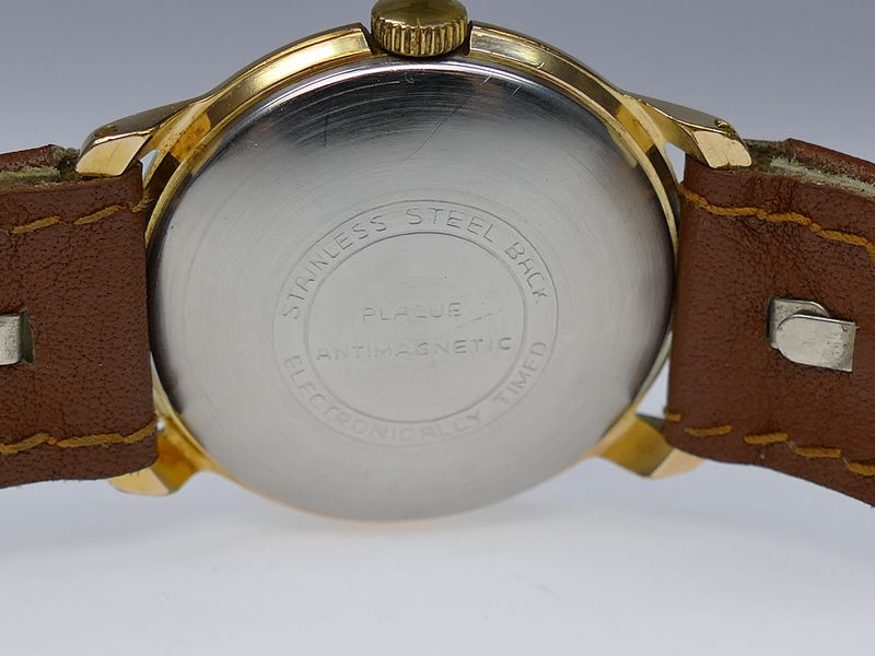 Datei:UMF Herrenarmbanduhr mit UMF 23-42 ah RS.jpg