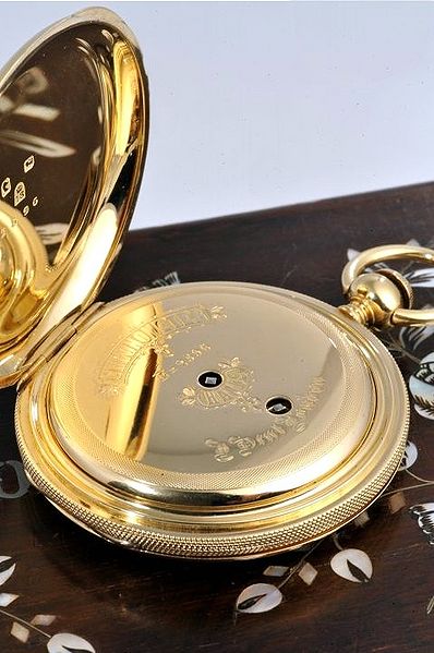 Datei:J Dent London pocket watch case number 2596 case back.jpg