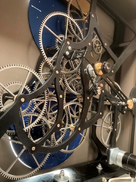 Datei:Uhrwerk der Astronomische Uhr.jpg