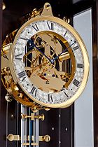 Das fein gearbeitete Uhrwerk der Standuhr NL 126 ist auf die typische Art von Matthias Naeschke skelettiert.
