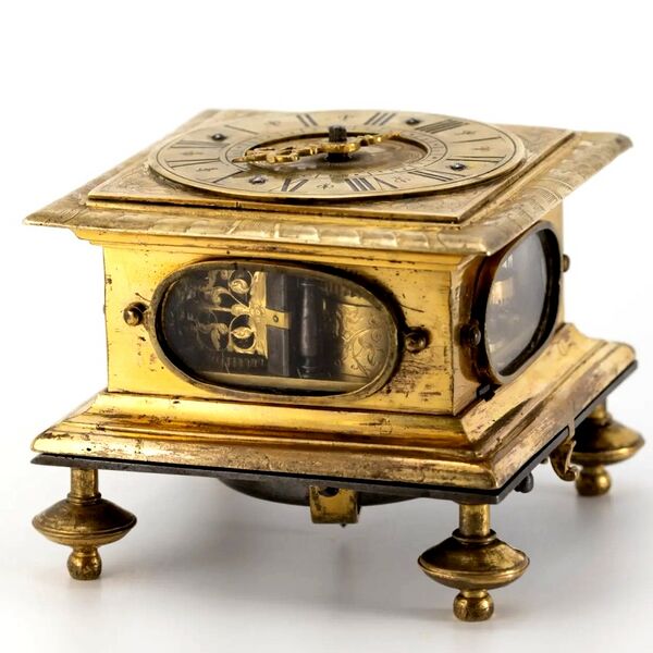 Datei:Johann Michael Brügel, quadratische Bamberger Barock Horizontal-Tischuhr mit Stundenselbstschlag, ca. 1680 (04).jpg