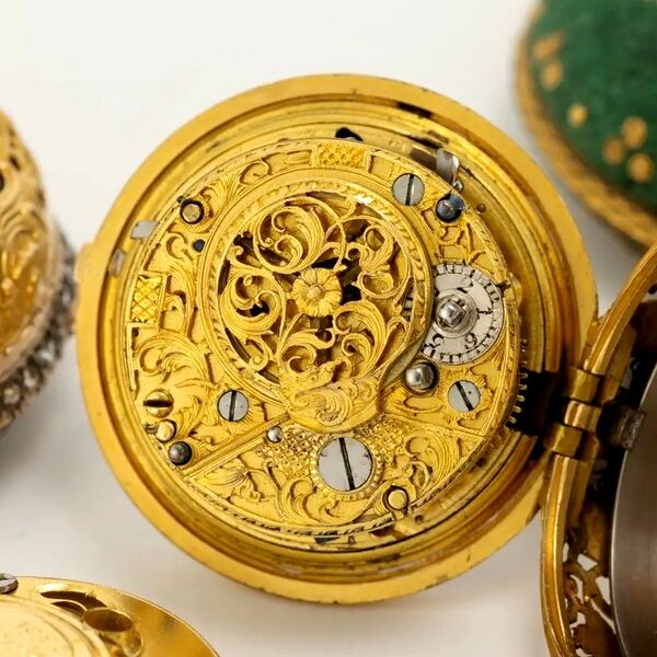 Datei:Benjamin Sidey, Londoner Achat -Spindeltaschenuhr mit Viertelstundenrepetition und polychromem Emailmedaillon ca. 1750 (14).jpg