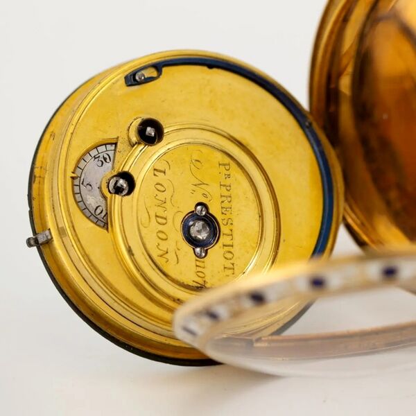 Datei:Peter Prestiot Goldemail Taschenuhr mit Zylinderhemmung ca. 1816 (3).jpg