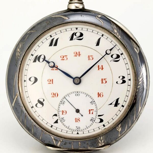 Datei:Ecole d'Horlogerie Le Sentier Schul-Taschenuhr im Niello-Silbergehäuse ca. 1920 (2).jpg