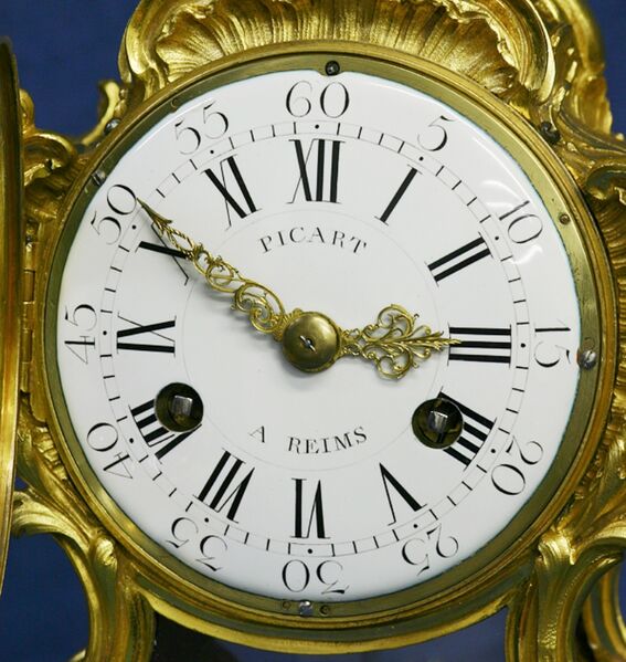 Datei:Französische Ormolu Tisch oder Kaminuhr ca 1760 (3).jpg
