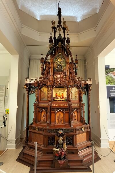Datei:Junghans Kunstuhr von Gustav Speckhart im Stadtmuseum Schramberg (1).jpg