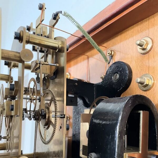Datei:Motor aufgezogene Sekunden-Pendeluhr, Ecole Nationale d'Horlogerie Cluses ca. 1925 (12).jpg