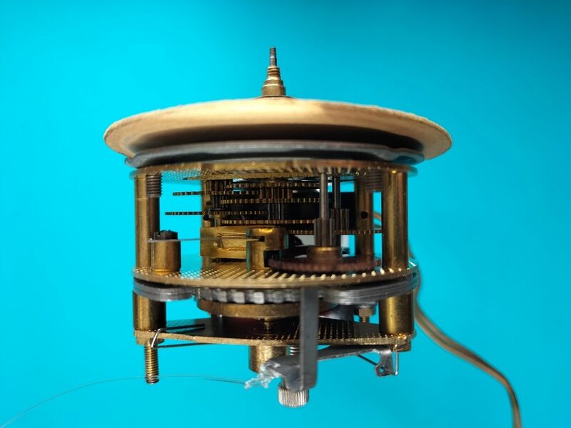 Datei:Palmtag Synchronuhrwerk 220 Volt (4).jpg