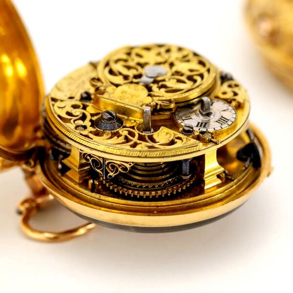 Datei:Charles Cabrier Doppelgehäuse-Spindeltaschenuhr mit Repoussé-Außengehäuse ca.1740 (11).jpg