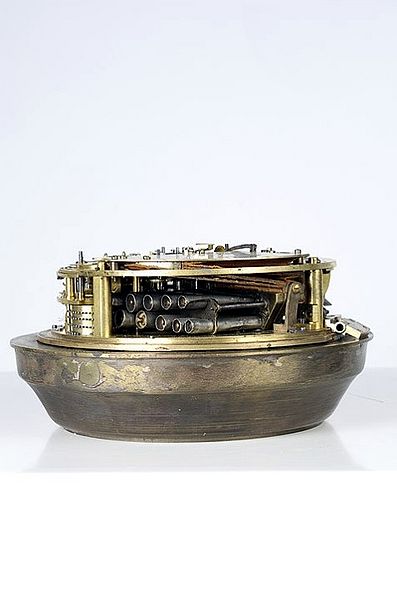 Datei:George Prior London table clock movement site.jpg