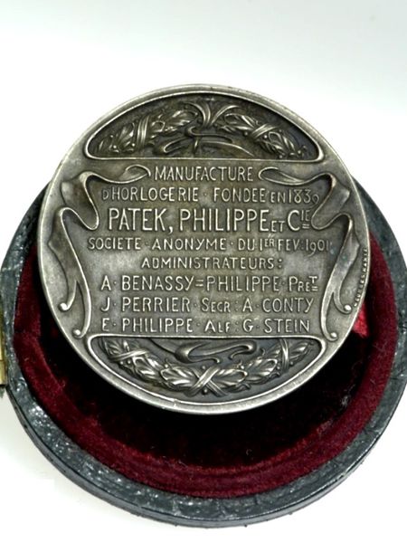 Datei:Silbermedaille, geprägt von George Hantz für das Patek Philippe Jubiläum im Jahre 1901 (3).jpg