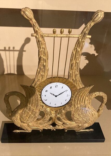 Datei:Lyrauhr Museum Bautzen, signiert Pierre Thomeguex.jpg
