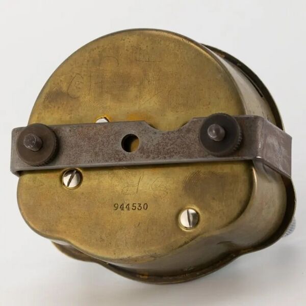 Datei:Smiths Cockpit-Chronograph für Militärflugzeuge mit 8-Tage Werk und zentralem 60 Minutenzähler Nr. 44530 (3).jpg