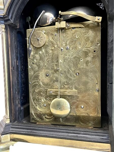 Datei:John Berry, Bracket Clock mit Viertelstunden-Stundenrepetition, Stundenselbstsschlag und Datum, ca. 1750 (10).jpg