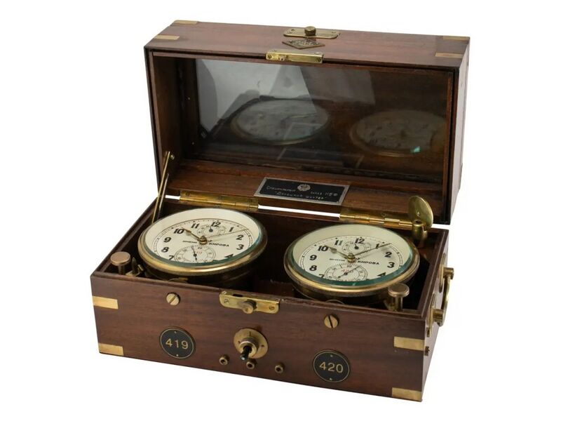 Datei:Kirowa Doppelchronometer mit 56h Gangreserveanzeige, ca. 1947 (1).jpg