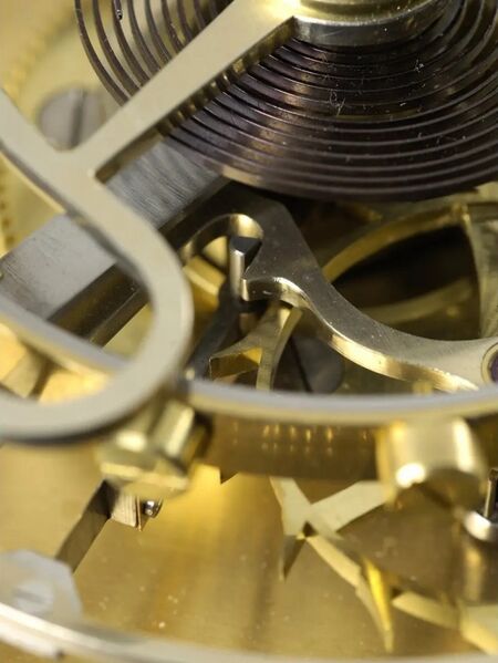 Datei:Tilmann von dem Knesebeck, Gangmodell der Federchronometerhemmung mit fliegendem Tourbillon nach Alfred Helwig, 1973 (4).jpg