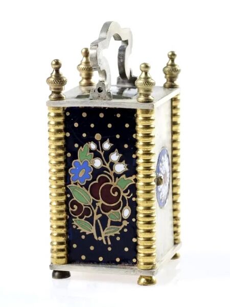Datei:Melik Watch Co., Suisse, Miniatur-Reiseuhr im reich verzierten Champlevé Email, Werk Nr. 57814, circa 1920 (3).jpg