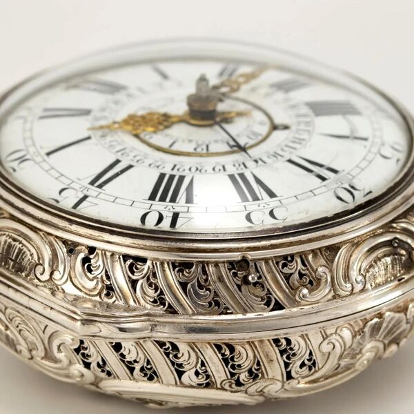 Datei:Julien Le Roy, Kutschenuhr mit Viertelstunden-Stundenrepetition, Wecker, Monats- und Datumsanzeige ca. 1760 (03).jpg