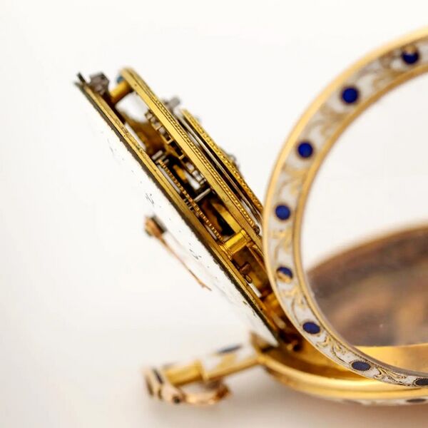 Datei:Peter Prestiot Goldemail Taschenuhr mit Zylinderhemmung ca. 1816 (4).jpg