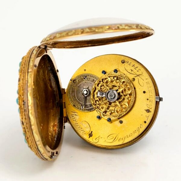 Datei:Moricand & Degrange, mit Türkisen und Amethysten besetzte Genfer Goldemail-Spindeltaschenuhr à quatre couleurs ca. 1829 (7).jpg