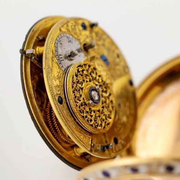 Datei:Peter Prestiot Goldemail Taschenuhr mit Zylinderhemmung ca. 1816 (7).jpg