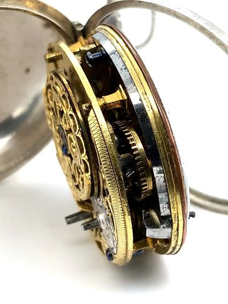 Datei:F. A. Felicetti Repoussé Doppelgehäuse-Spindeltaschenuhr um 1770 (7).jpg