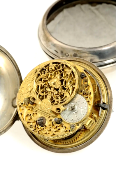 Datei:J. P. Kruse Amsterdam Silberne Taschenuhr ca. 1740 (2).png