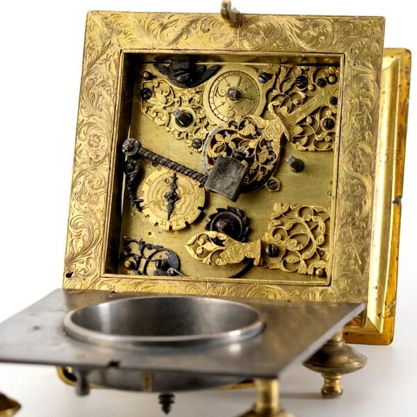 Datei:Johann Michael Brügel, quadratische Bamberger Barock Horizontal-Tischuhr mit Stundenselbstschlag, ca. 1680 (09).jpg