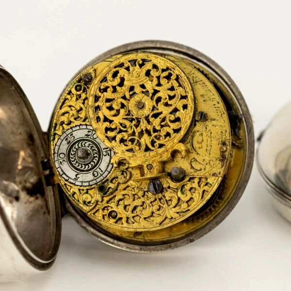 Datei:Johannes Kreittmayr, Einzeigrige Münchner Doppelgehäuse-Spindeltaschenuhr ca. 1680 (9).jpg