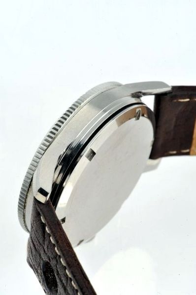 Datei:Universal Genève Aero Compax GMTReference 890101 01 Caliber Venus 178 case site.jpg