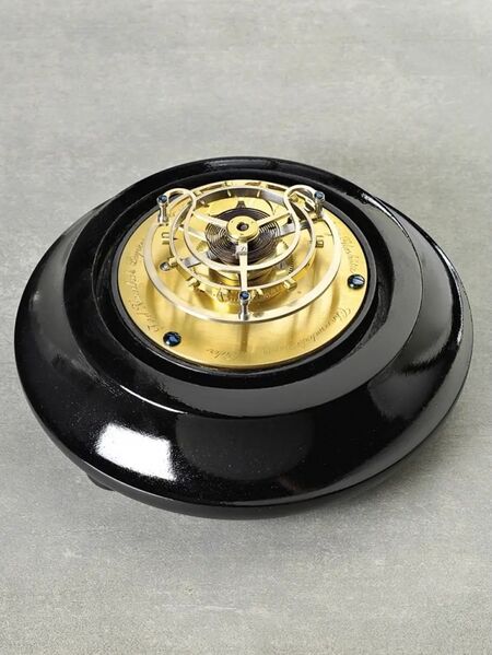 Datei:Tilmann von dem Knesebeck, Gangmodell der Federchronometerhemmung mit fliegendem Tourbillon nach Alfred Helwig, 1973 (1).jpg