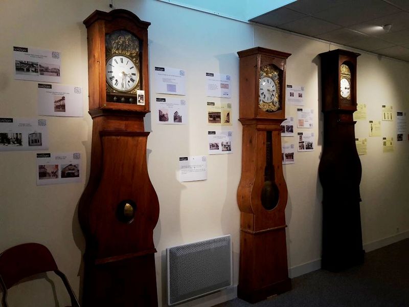 Datei:Comtoise Uhren im Musée horloger Georges Lemoine.jpg