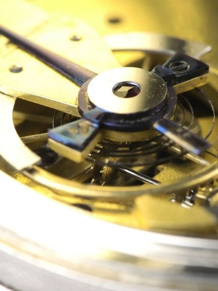 Datei:Georges Chassevant au Mans, Herrentaschenuhr mit Regulatorzifferblatt, Datum, Geh. Nr. 1021 5638, circa 1820 (5).jpg