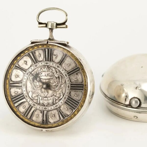 Datei:Johannes Kreittmayr, Einzeigrige Münchner Doppelgehäuse-Spindeltaschenuhr ca. 1680 (3).jpg