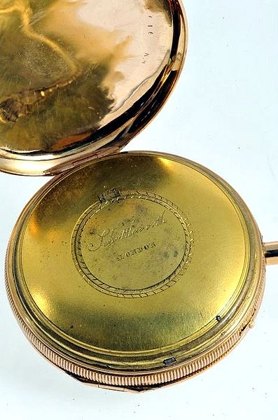 Datei:Shuttleworth London pocket watch case back.jpg