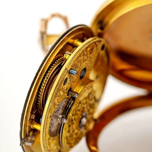 Datei:Peter Prestiot Goldemail Taschenuhr mit Zylinderhemmung ca. 1816 (5).jpg