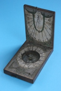 Aufklappbare Taschen-Sonnenuhr mit Kompass und einstellbarem Breitengrad. Auf dem Boden des Kompasses ist der Name von David Beringer zu lesen.