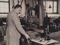 Paul Biber während der Ausbildung an einer modernen Flachschleifmaschine mit Einzelantrieb.jpg