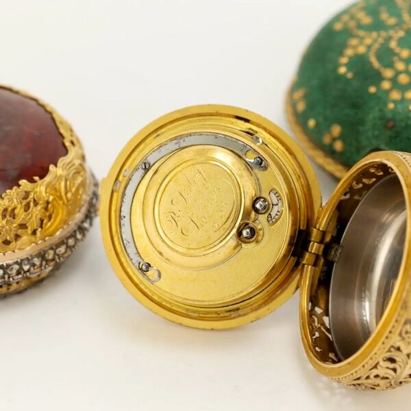 Datei:Benjamin Sidey, Londoner Achat -Spindeltaschenuhr mit Viertelstundenrepetition und polychromem Emailmedaillon ca. 1750 (10).jpg