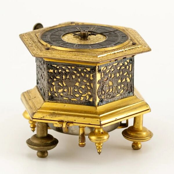 Datei:Wilhälm Köberle, hexagonale Eychstätter Horizontaltischuhr mit Viertelstundenrepetition, ca. 1700 (06).jpg