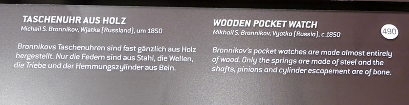 Datei:Michail S Bronnikov Taschenuhr aus HolzText.JPG
