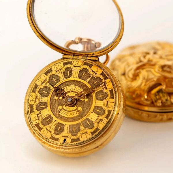 Datei:Charles Cabrier Doppelgehäuse-Spindeltaschenuhr mit Repoussé-Außengehäuse ca.1740 (08).jpg