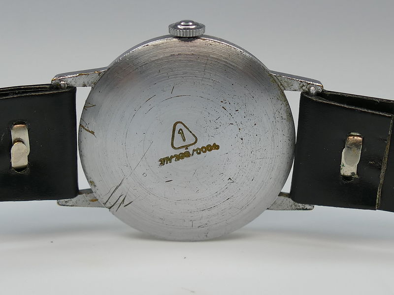 Datei:UMF Herrenarmbanduhr mit UMF 29-80 V701 RS.jpg