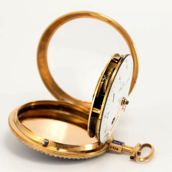 Datei:Chevalier & Comp. mit Halbperlen besetzte Goldemail-Spindeltaschenuhr ca. 1790 (6).jpg