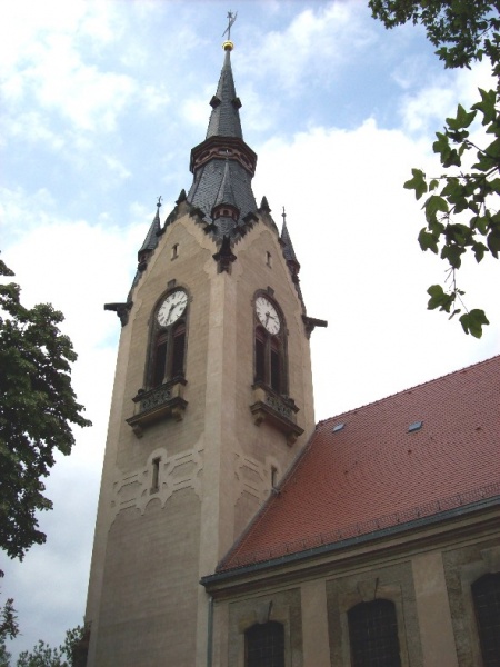 Datei:Auferstehungskirche Dresden-Plauen Turmuhr.jpg