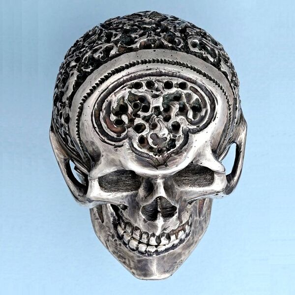 Datei:J. L. Cuenin à Dunkerque, Französische Spindeluhr mit einem ungewöhnlichen silbernen Totenkopf mit Freimaurersymbolen. ca. 1790 (2).jpg