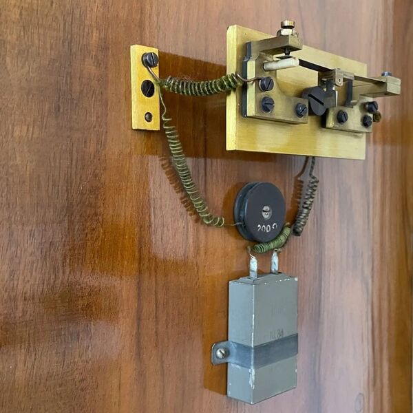 Datei:Peyer, Favarger & Cie. elektrische Präzisionspendeluhr mit elektrischer Hemmung nach Hipp mit hängender Palette und Nebenuhr ca. 1920 (10).jpg