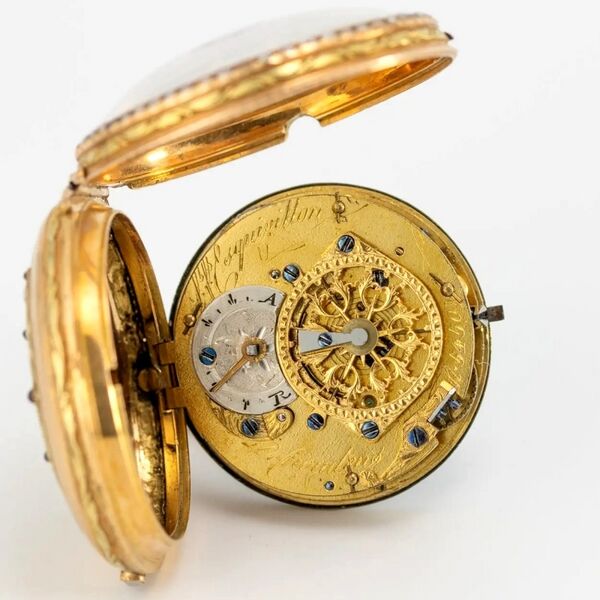 Datei:Frères Esquivillon & DeChoudens, mit Halbperlen und Granaten besetzte Genfer Spindeltaschenuhr a trois couleurs ca. 1780 (5).jpg