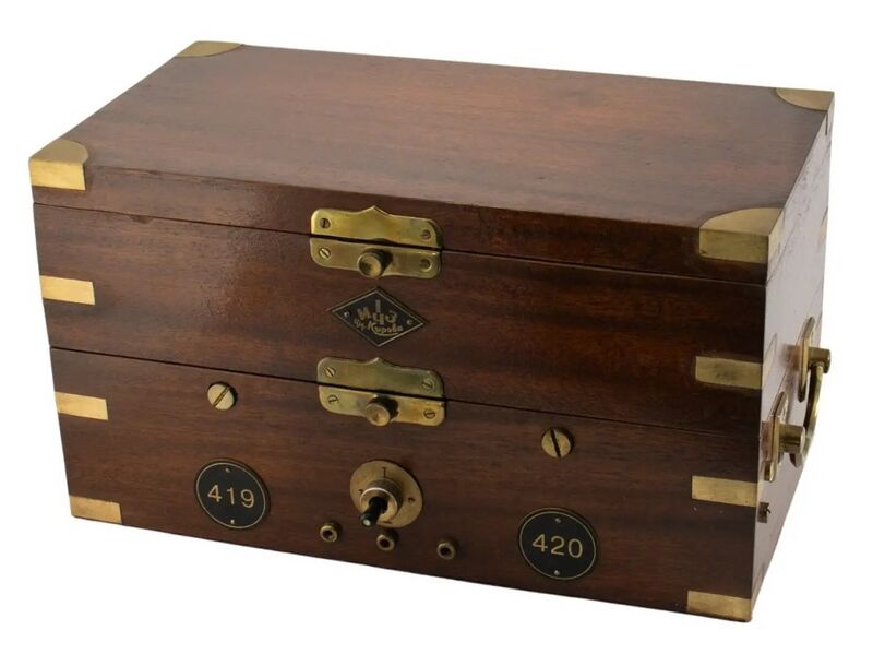 Datei:Kirowa Doppelchronometer mit 56h Gangreserveanzeige, ca. 1947 (2).jpg