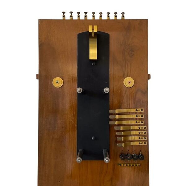 Datei:Peyer, Favarger & Cie. elektrische Präzisionspendeluhr mit elektrischer Hemmung nach Hipp mit hängender Palette und Nebenuhr ca. 1920 (16).jpg